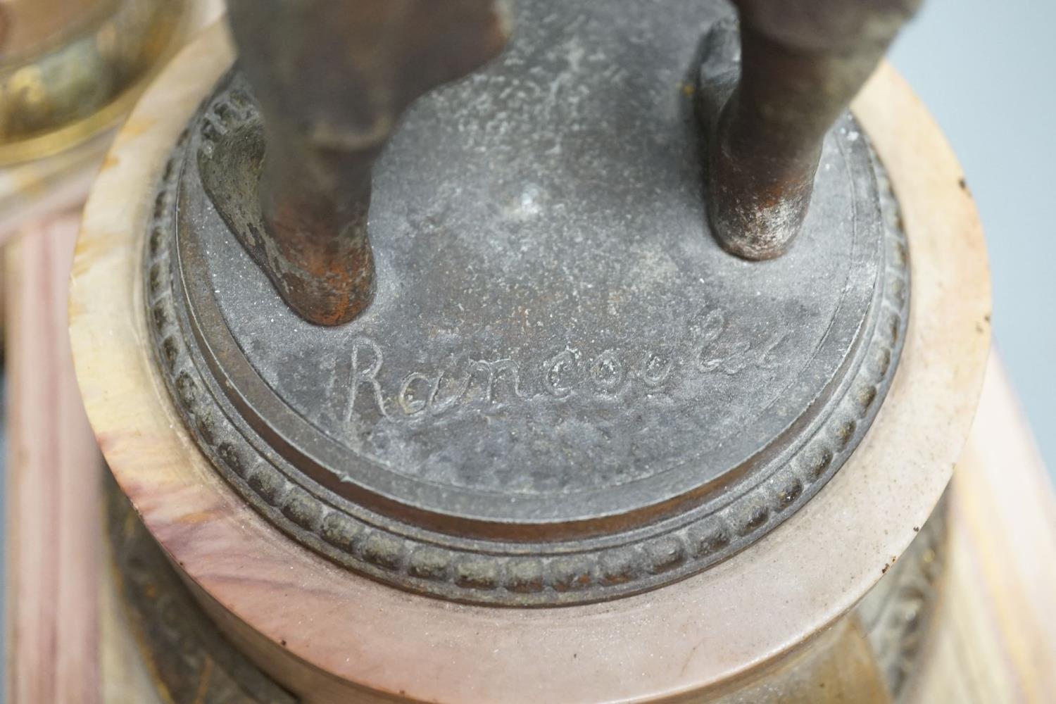 A spelter and marble figural mantel clock and a matching vase 47cm - Image 5 of 8