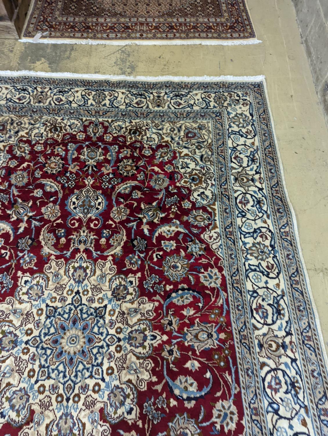 A fine Nain carpet, 300 x 195cm - Image 4 of 5