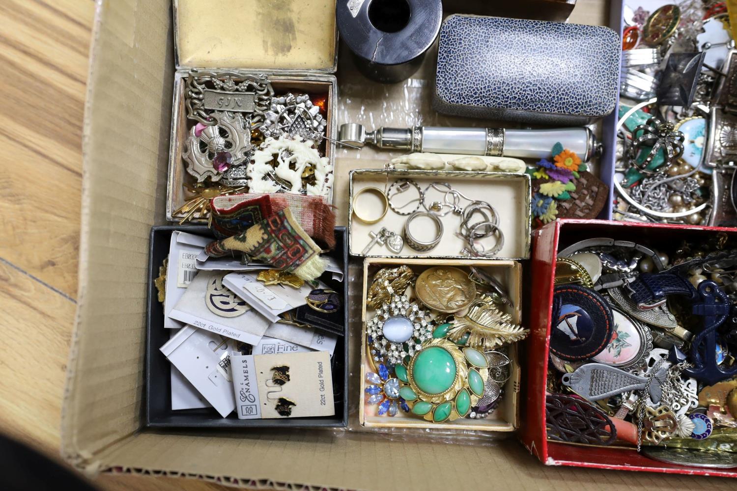 A quantity of assorted costume jewellery, sterling, silver, white metal and other items including - Image 6 of 12