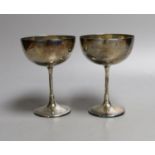 A pair of Edwardian silver wine coupes, Edward Barnard & Sins Ltd. London, 1901, 11.9cm, 7oz.
