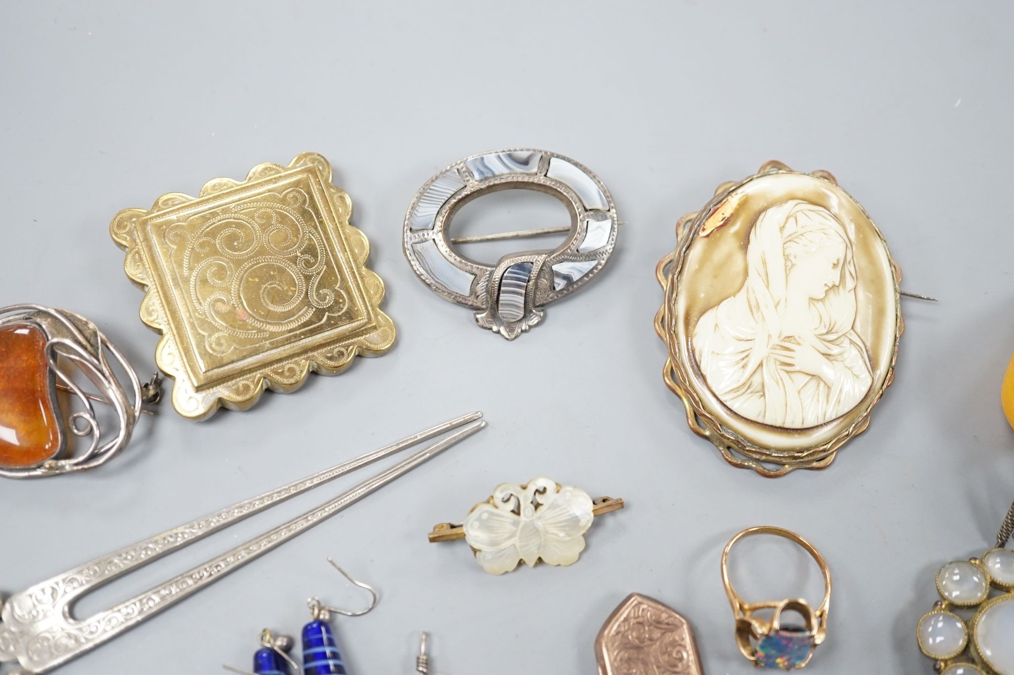 Assorted mainly Victorian and later jewellery, including mourning brooches with plaited hair, - Image 7 of 7