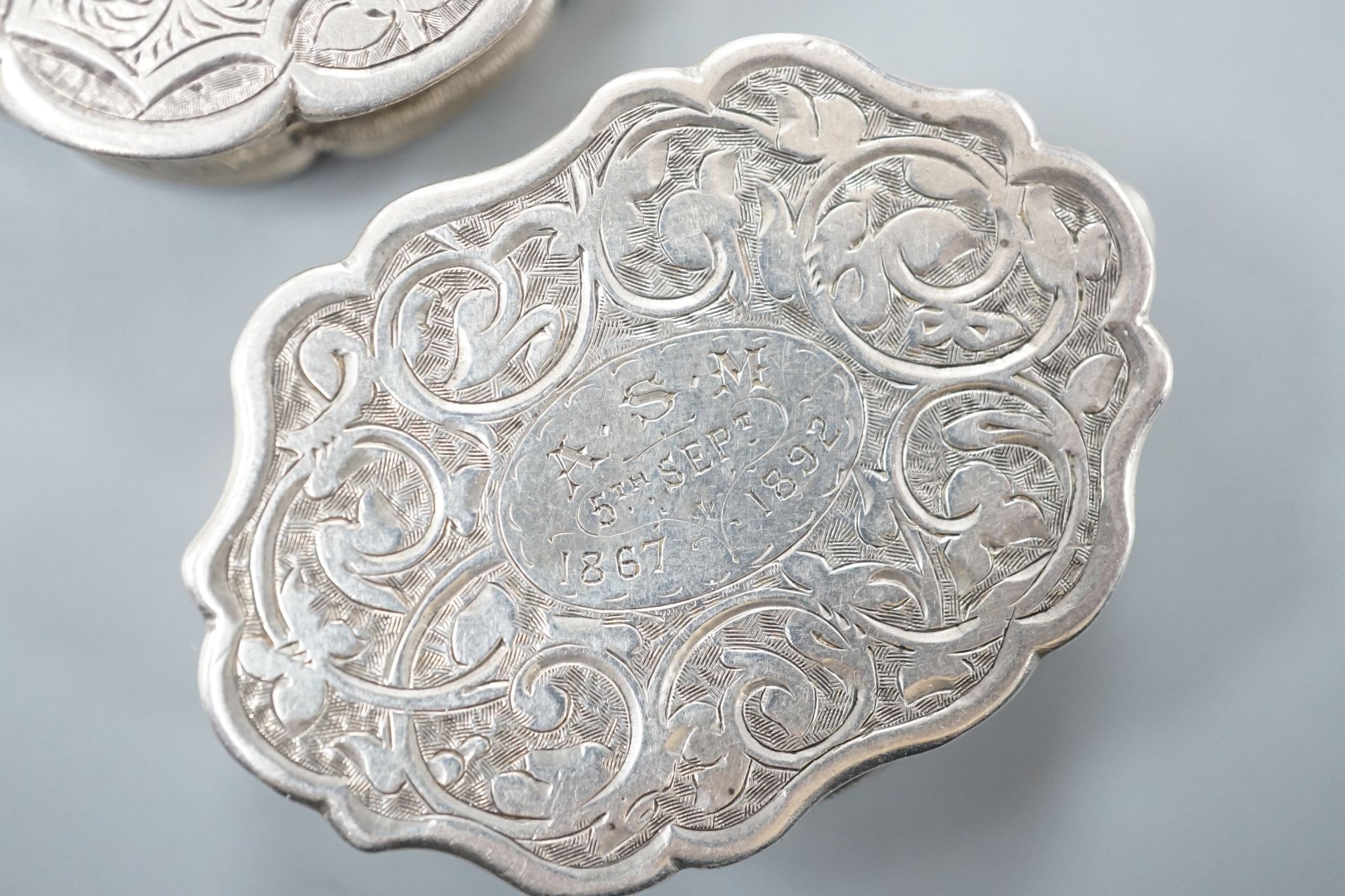 A Victorian engraved silver cusped oval vinaigrette, Hilliard & Thomasson, Birmingham, 1882, 39mm - Image 2 of 7