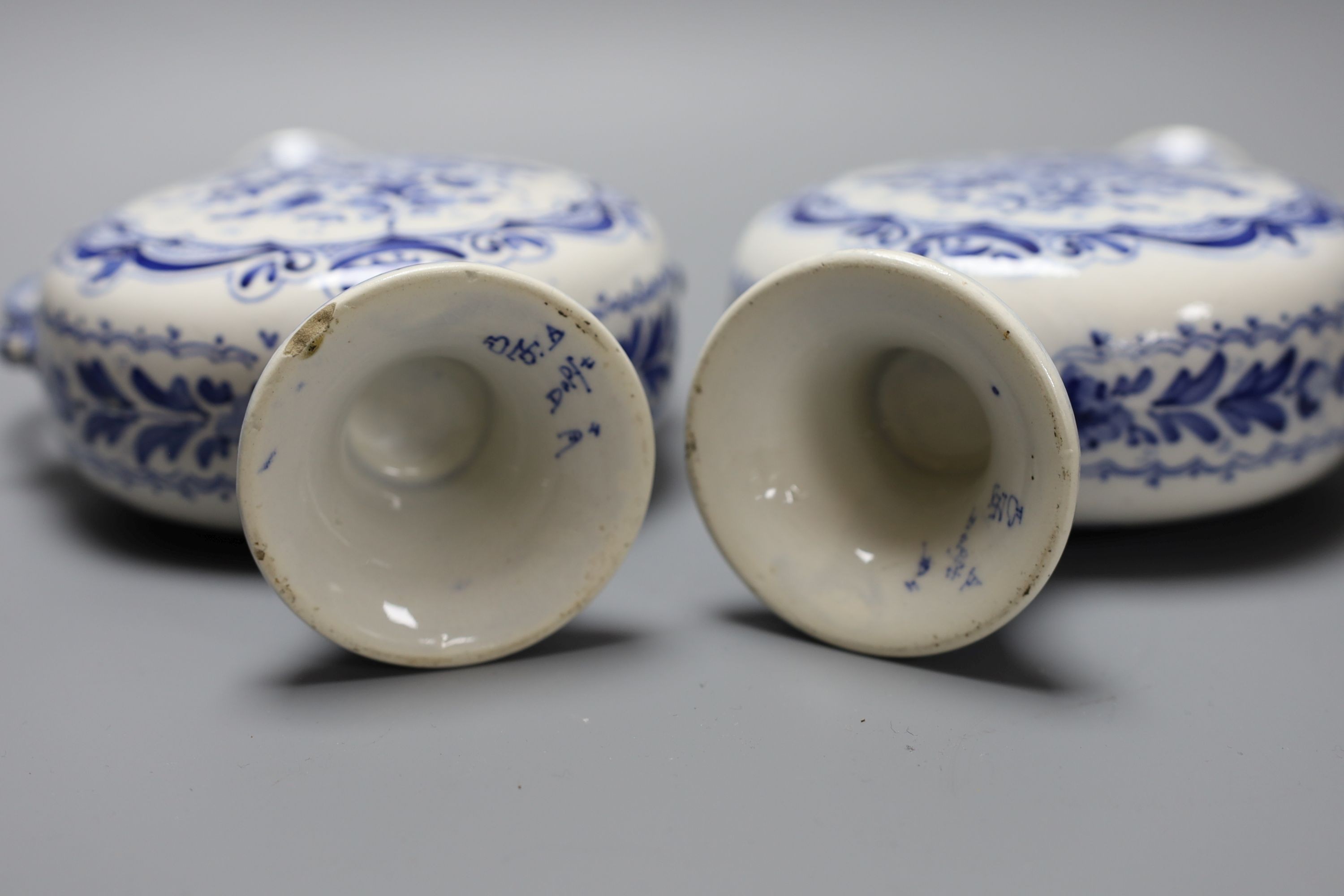 A pair of 19th century Delft vases 26cm - Image 4 of 4