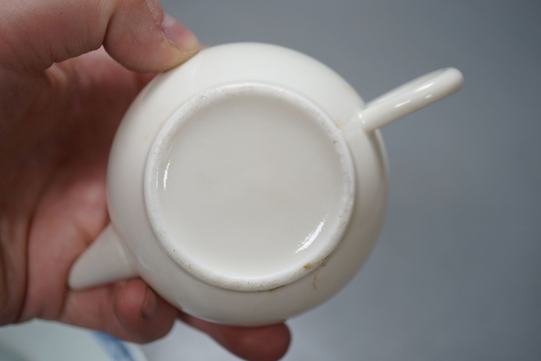 A Chinese blue and white plate, 23.5 cm, a similar tea bowl and saucer, a saucer and a white glaze - Image 10 of 10