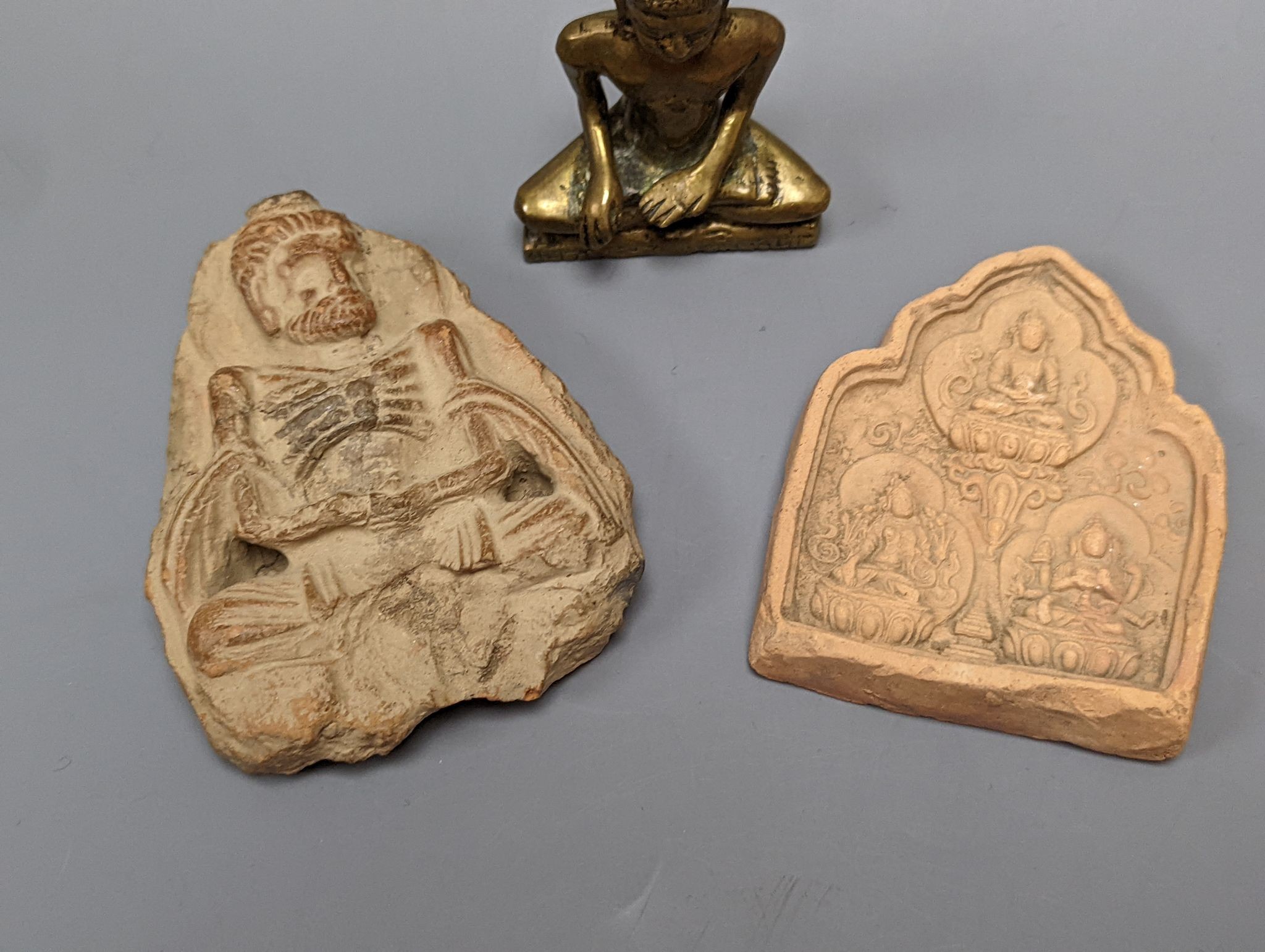 A small bronze seated figure of Buddha and two clay Buddhist tablets, largest 8 cm - Image 2 of 3