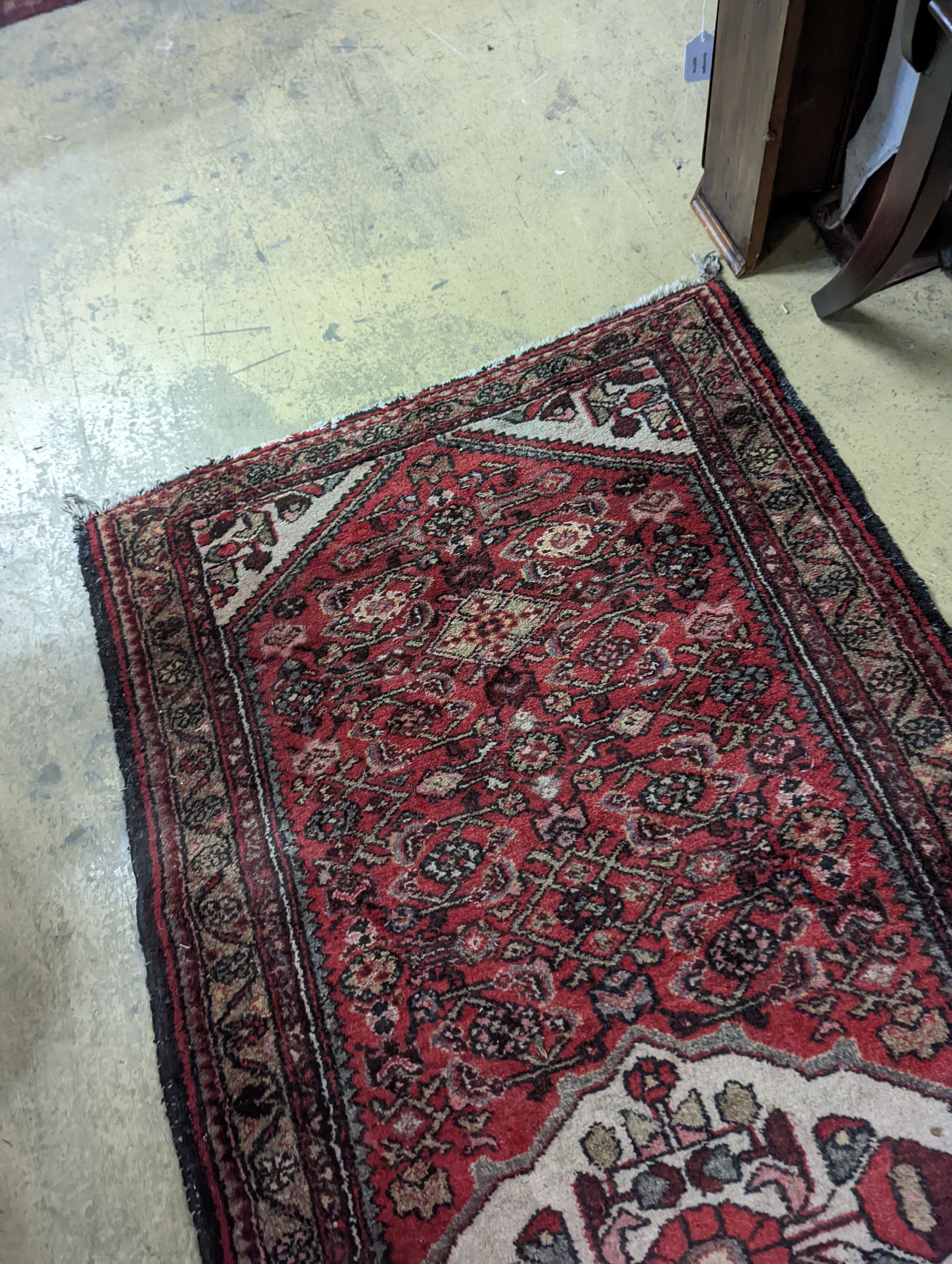 A Hamadan red ground rug, 190 x 82cm - Image 4 of 4