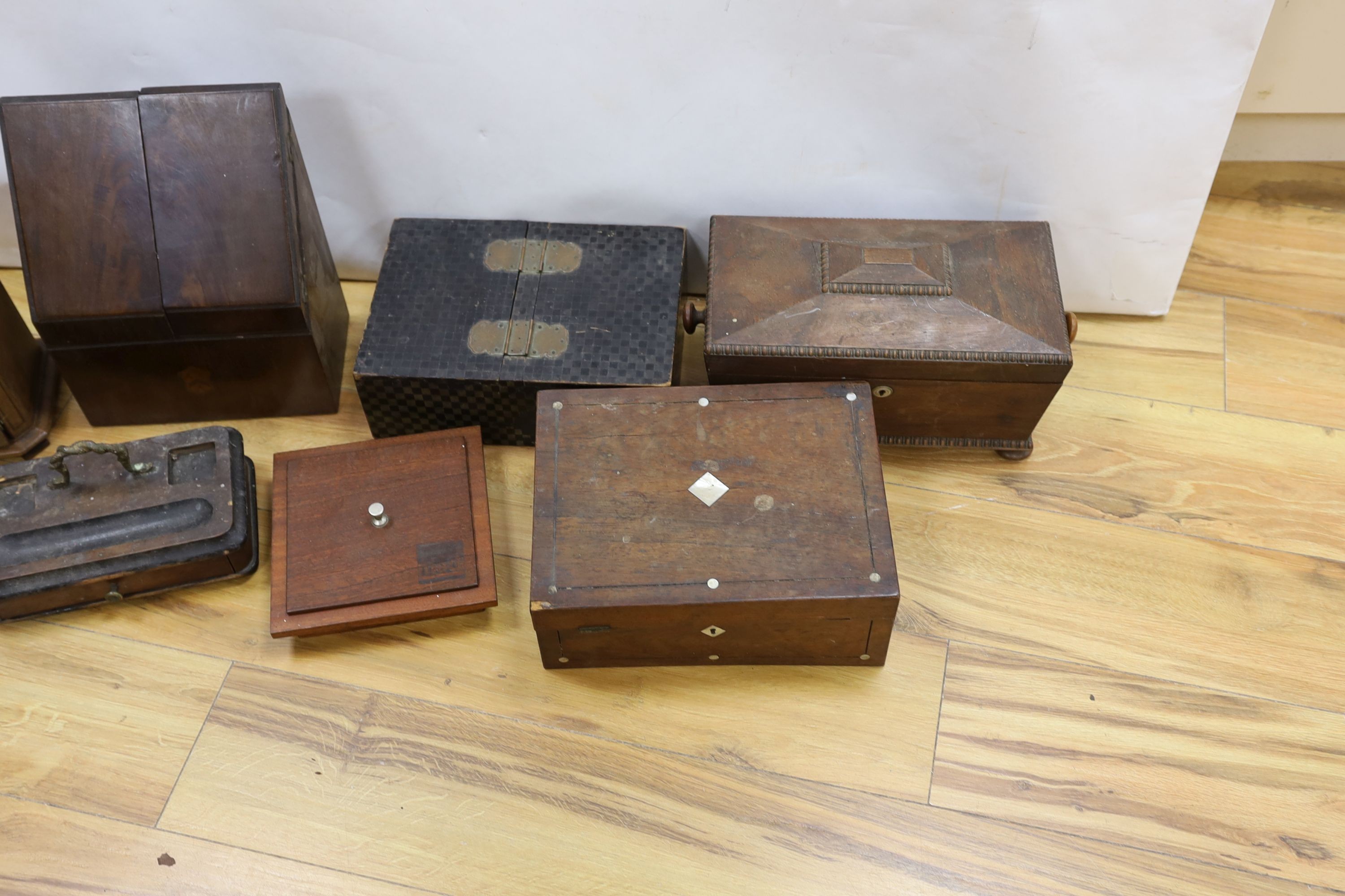 An inlaid miniature linen press, Japanese lacquer box, a stationary box and tea caddy etc (7 items - Image 2 of 6