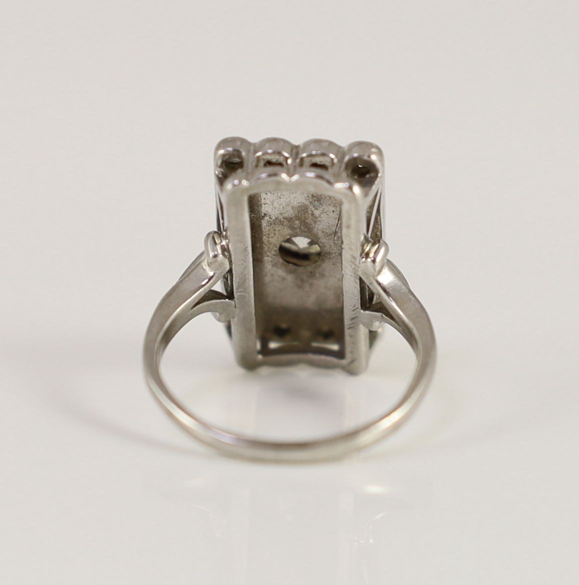 A platinum, single stone diamond and black onyx set rectangular tablet ring, with eight stone - Image 4 of 4