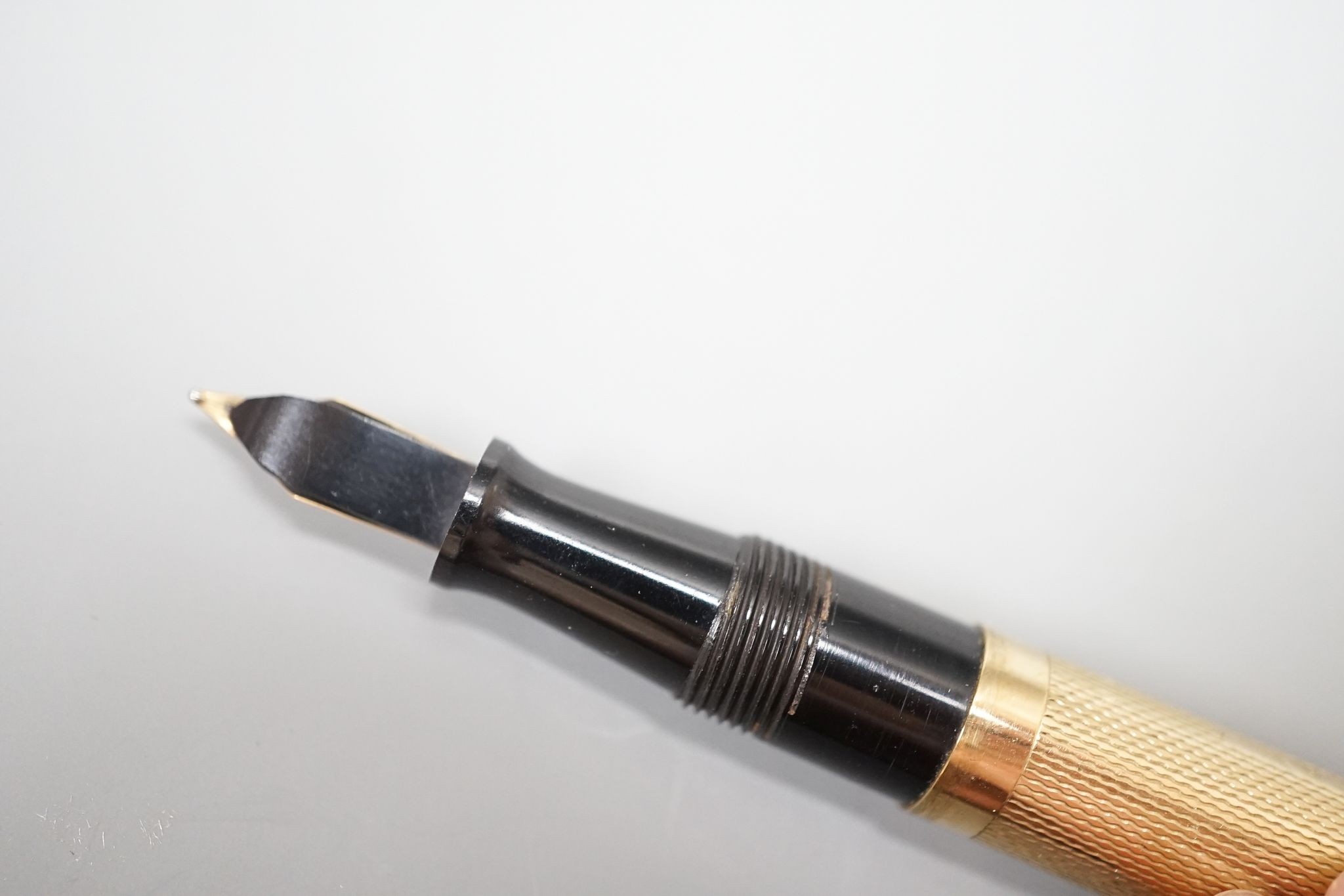 A 1940's Waterman's engine turned 9ct gold cased fountain pen, 12.9cm,gross weight 25.1 grams. - Image 4 of 5