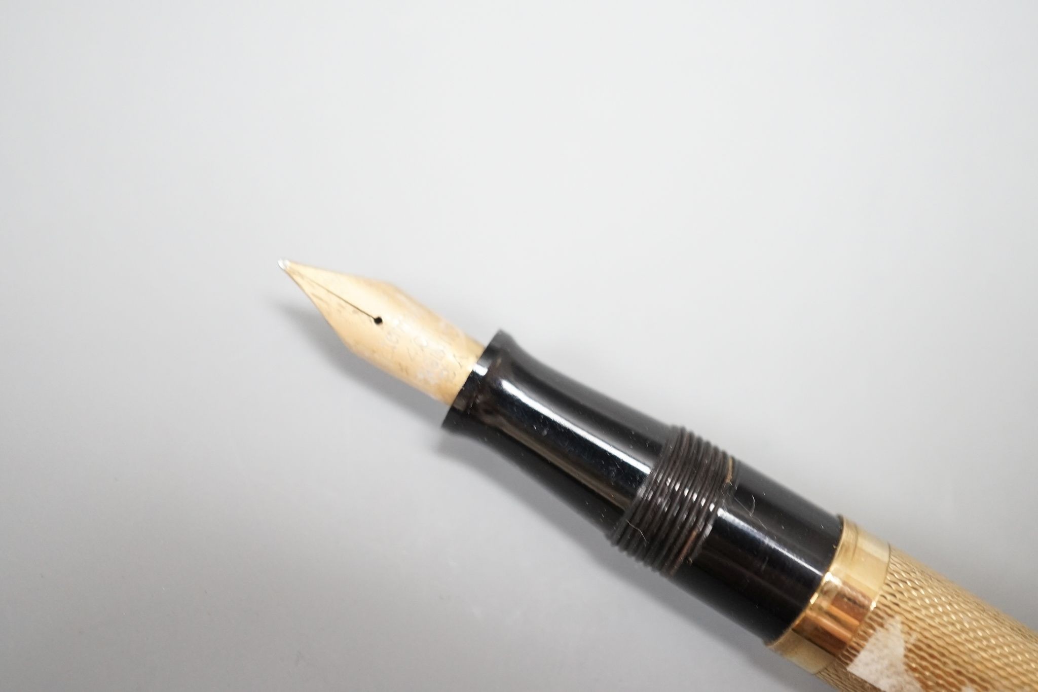 A 1940's Waterman's engine turned 9ct gold cased fountain pen, 12.9cm,gross weight 25.1 grams. - Image 3 of 5