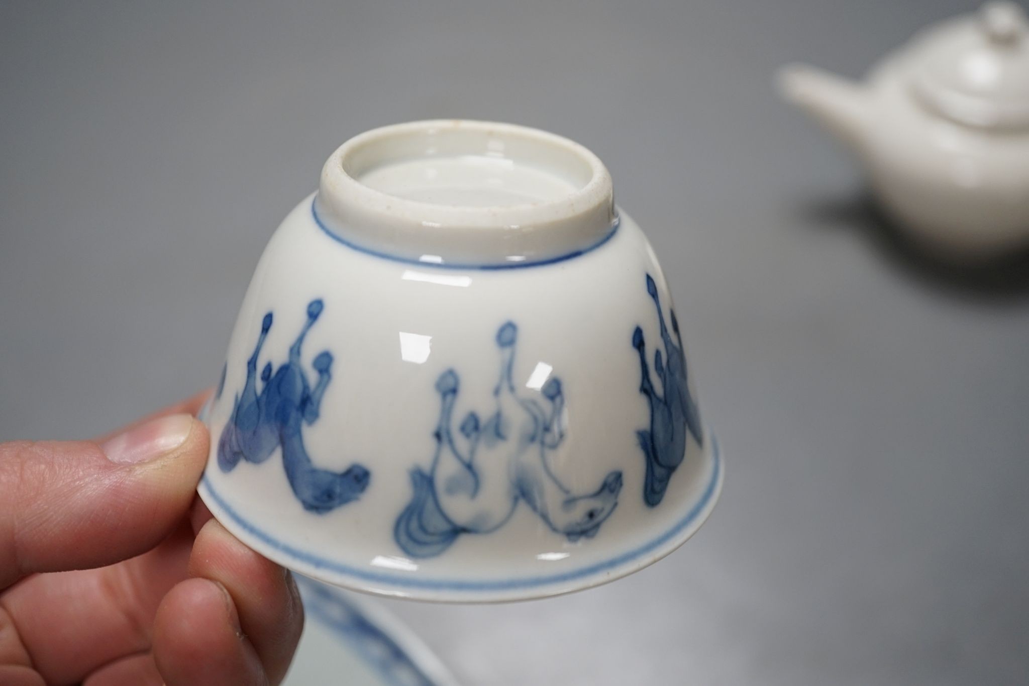 A Chinese blue and white plate, 23.5 cm, a similar tea bowl and saucer, a saucer and a white glaze - Image 9 of 10