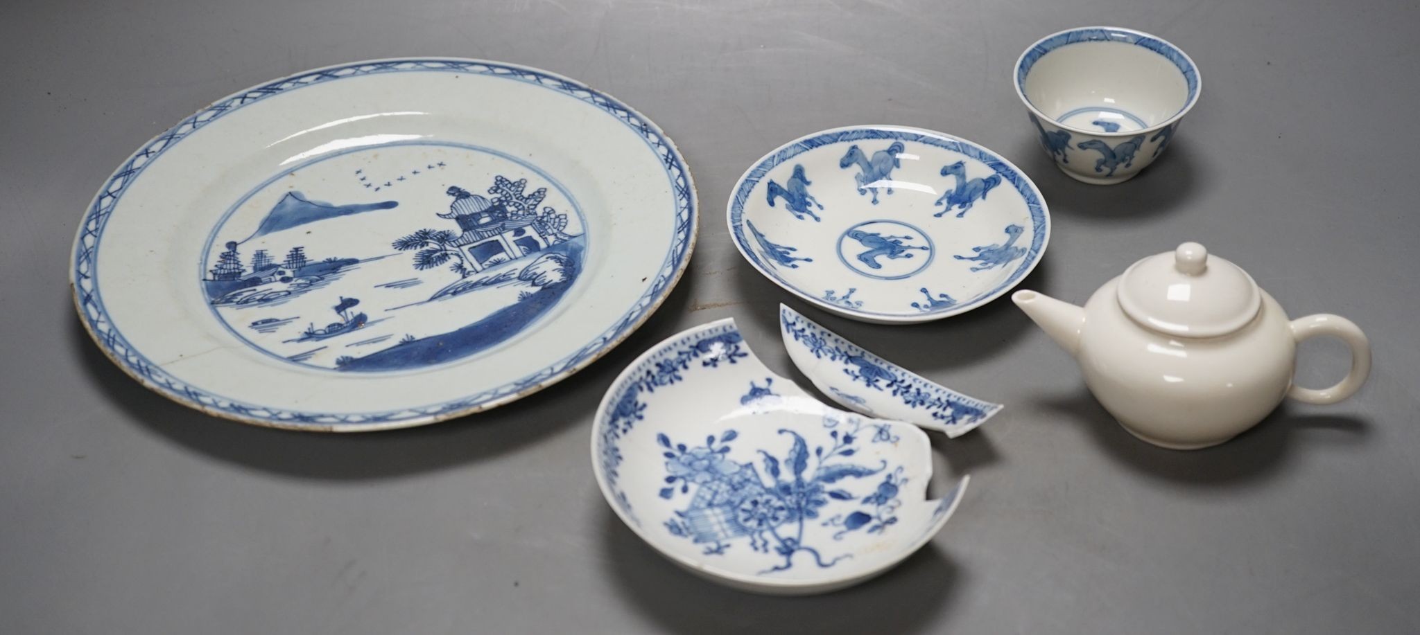 A Chinese blue and white plate, 23.5 cm, a similar tea bowl and saucer, a saucer and a white glaze - Image 2 of 10