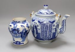 A Chinese blue and white small vase and teapot 19cm