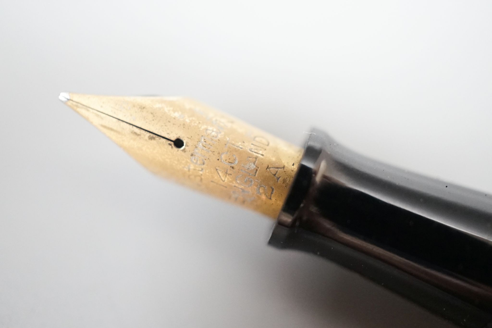 A 1940's Waterman's engine turned 9ct gold cased fountain pen, 12.9cm,gross weight 25.1 grams. - Image 5 of 5