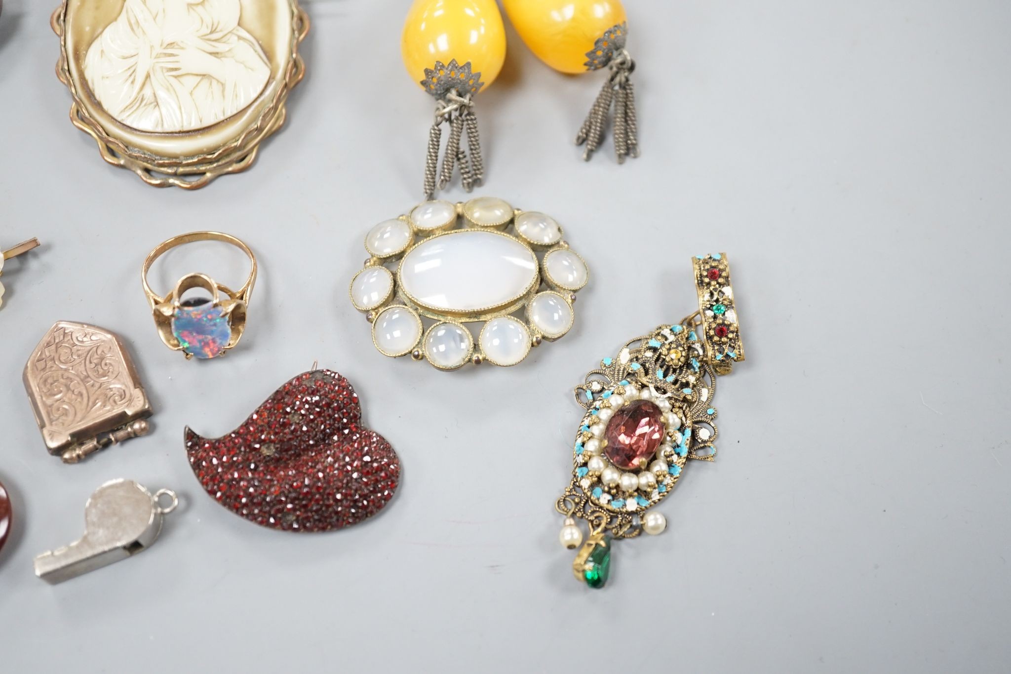 Assorted mainly Victorian and later jewellery, including mourning brooches with plaited hair, - Image 5 of 7