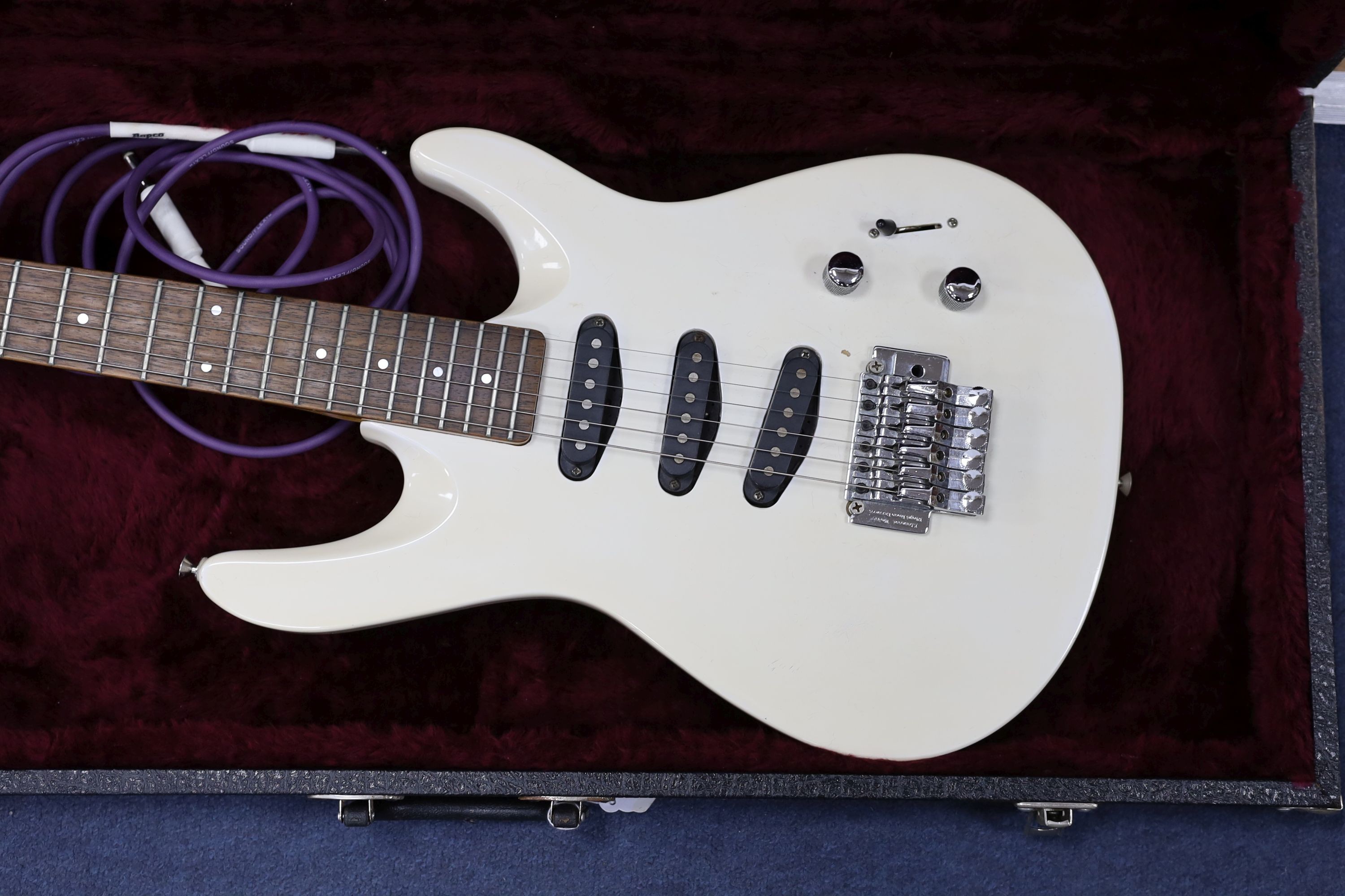 A Washburn KC-30v electric guitar in hard case - Image 2 of 3