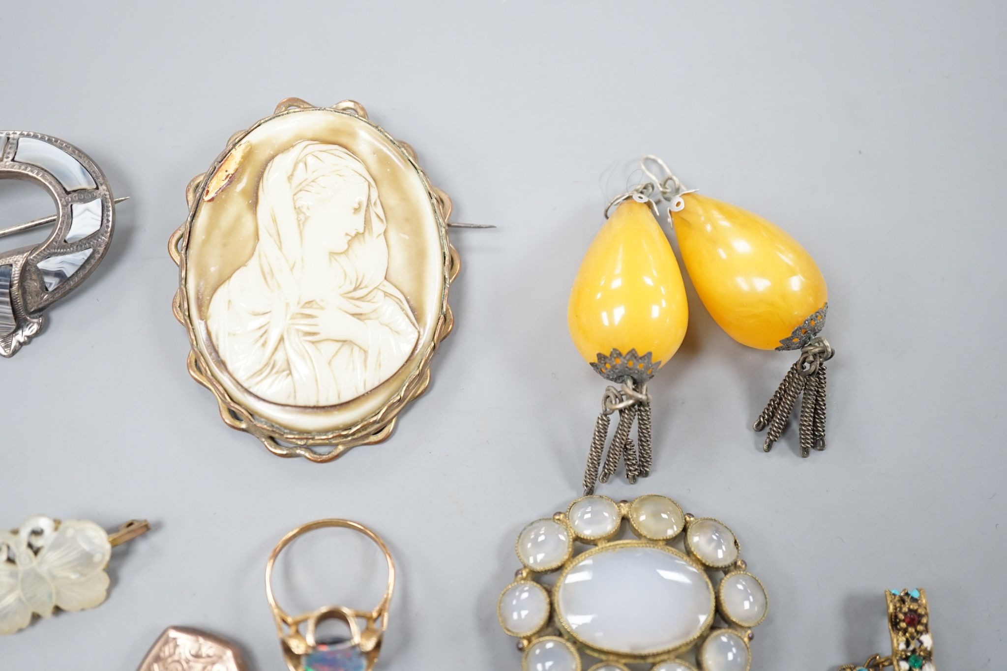 Assorted mainly Victorian and later jewellery, including mourning brooches with plaited hair, - Image 6 of 7