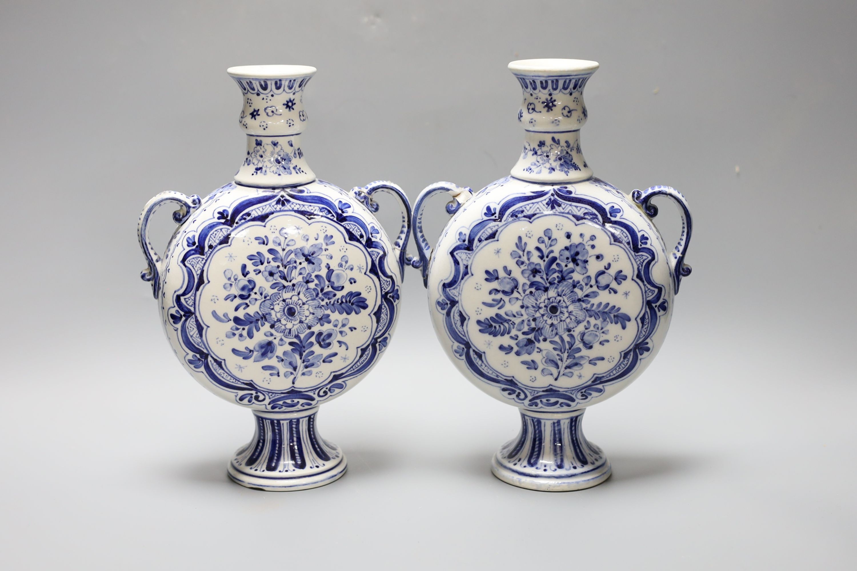 A pair of 19th century Delft vases 26cm - Image 2 of 4