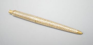 A modern Italian 750 yellow metal cased ballpoint pen (lacking clip), 12.5cm,gross weight 20.3