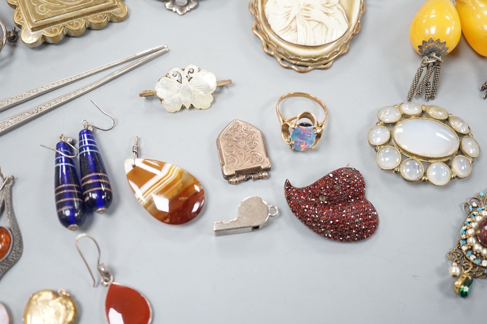 Assorted mainly Victorian and later jewellery, including mourning brooches with plaited hair, - Image 4 of 7