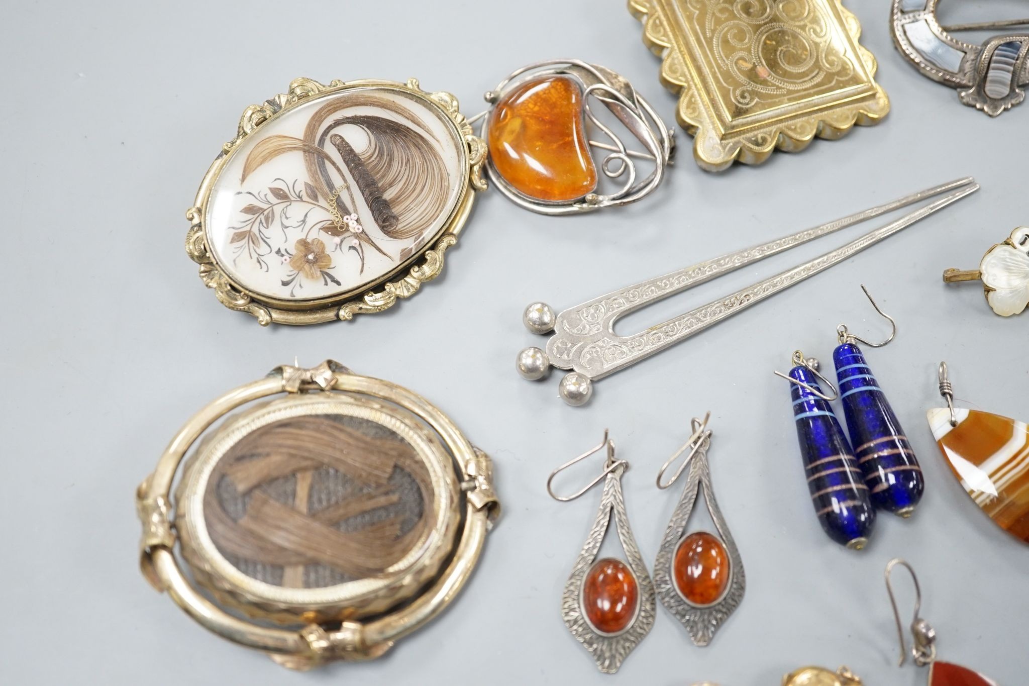 Assorted mainly Victorian and later jewellery, including mourning brooches with plaited hair, - Image 2 of 7
