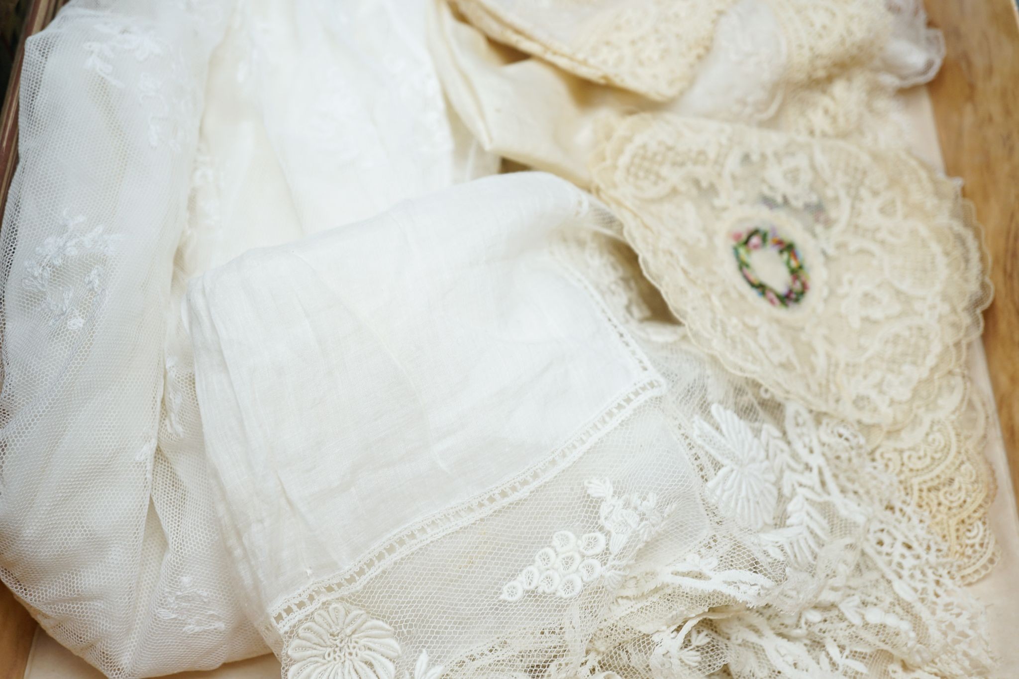 Two early 19th century, finely white worked lace hankies, various sets of lace mats and a lace - Image 3 of 5