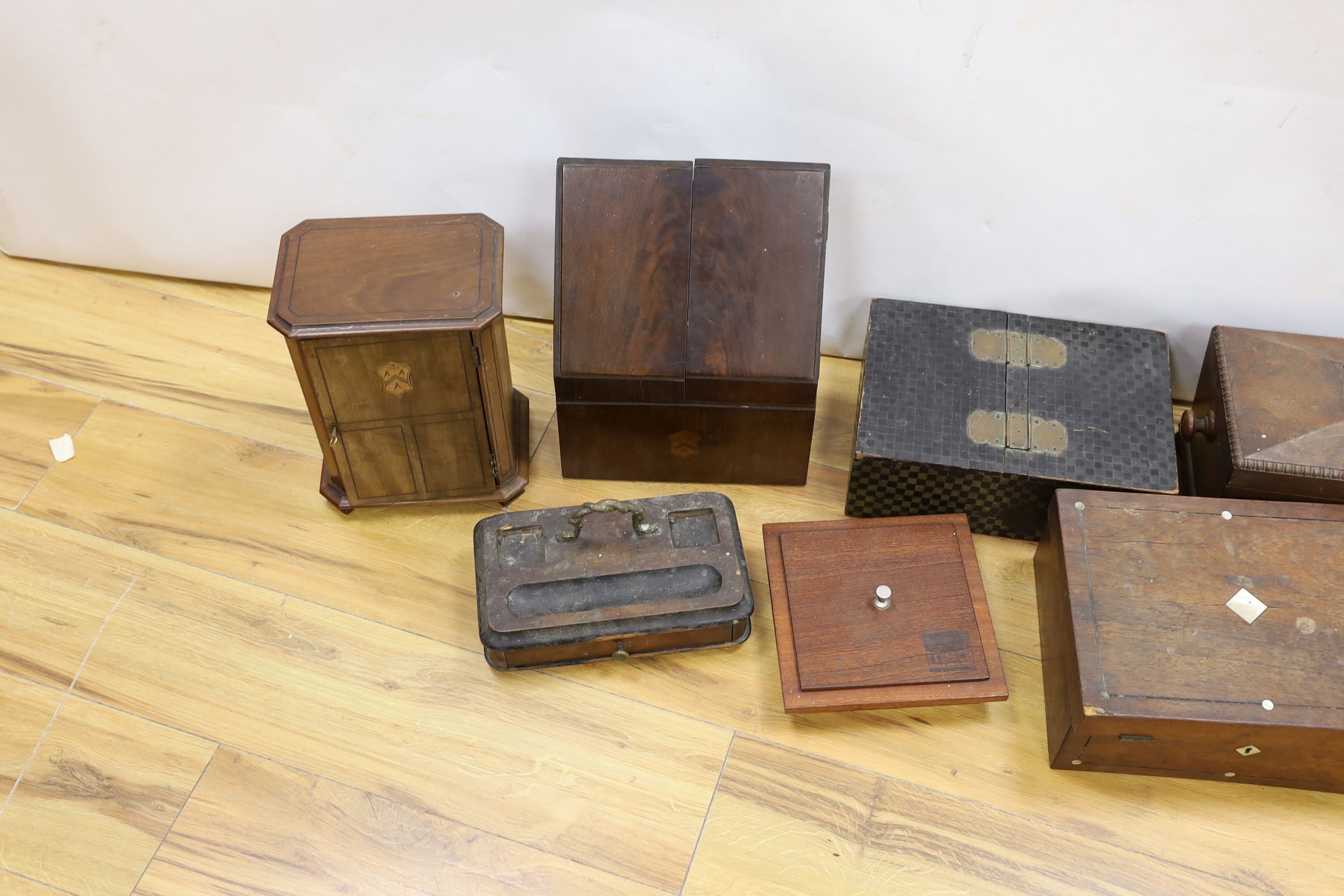 An inlaid miniature linen press, Japanese lacquer box, a stationary box and tea caddy etc (7 items - Image 3 of 6