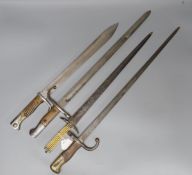 A German bayonet Model 1898/05, a Turkish 1890 pattern bayonet, a French M1874 Gras Bayonet (St.