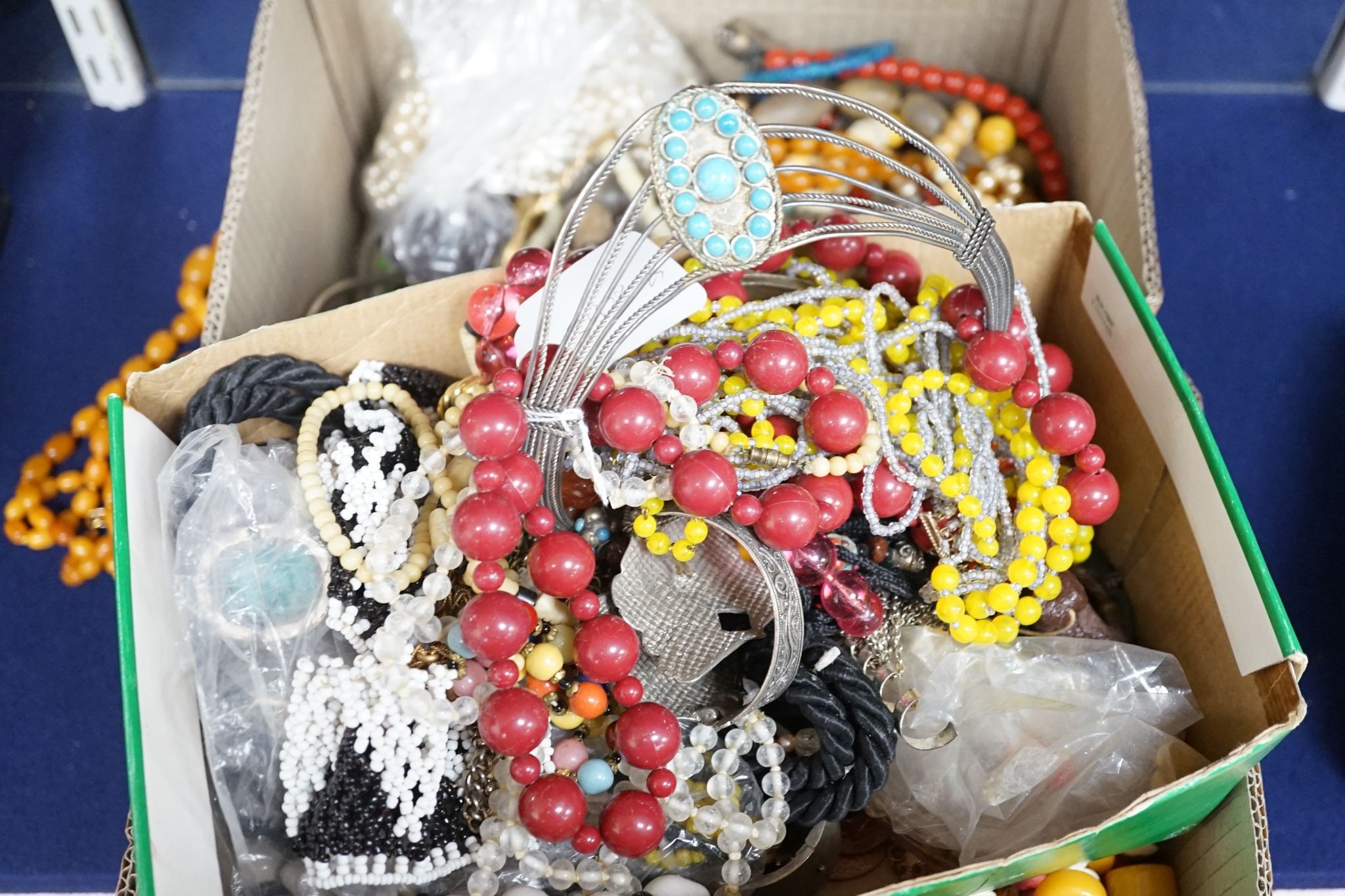 A large quantity of assorted costume jewellery including various necklaces etc. - Image 4 of 4