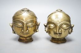 A pair of Indian bronze heads 11cm