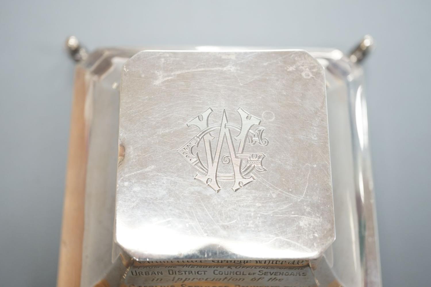 A George V silver mounted inkwell, Birmingham, 1924, with presentation inscription and monogram, - Image 3 of 8