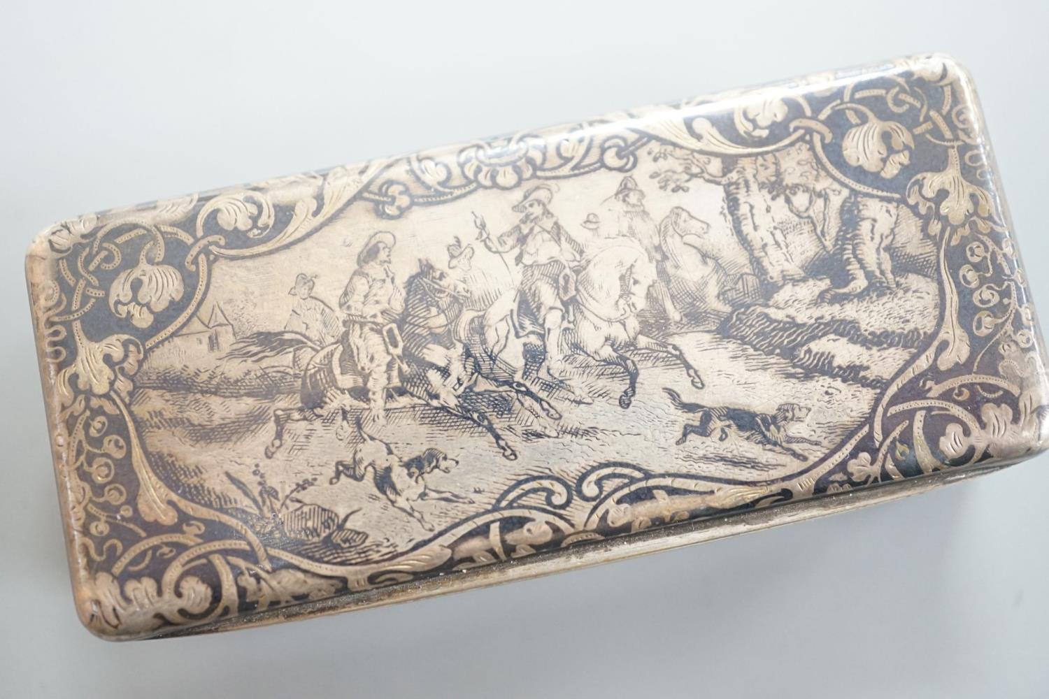 A 19th century French white metal and niello snuff box, 78mm, decorated with hunting scene. - Image 3 of 5