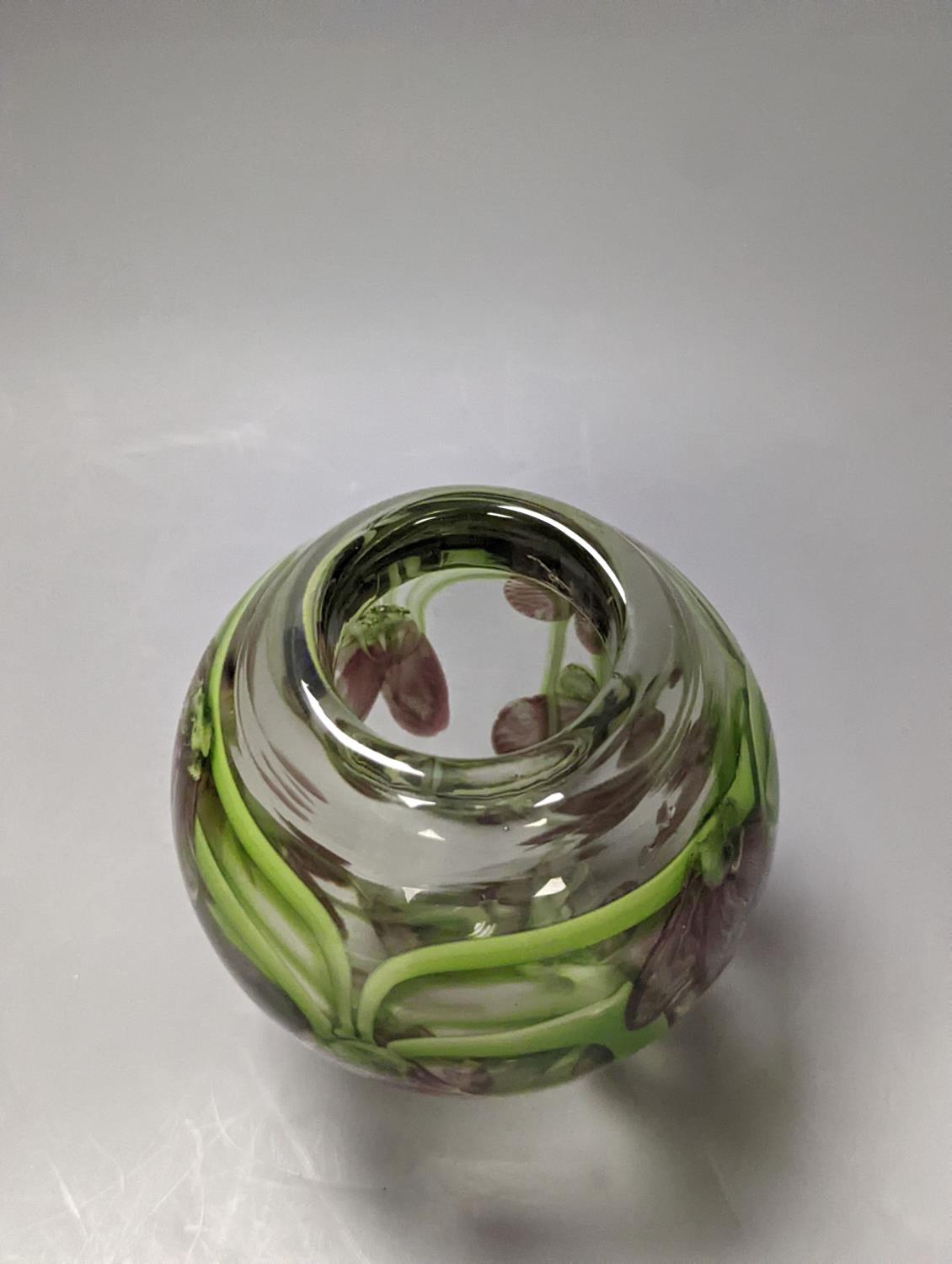 An Art glass lamp work vase 13.5cm - Image 2 of 3
