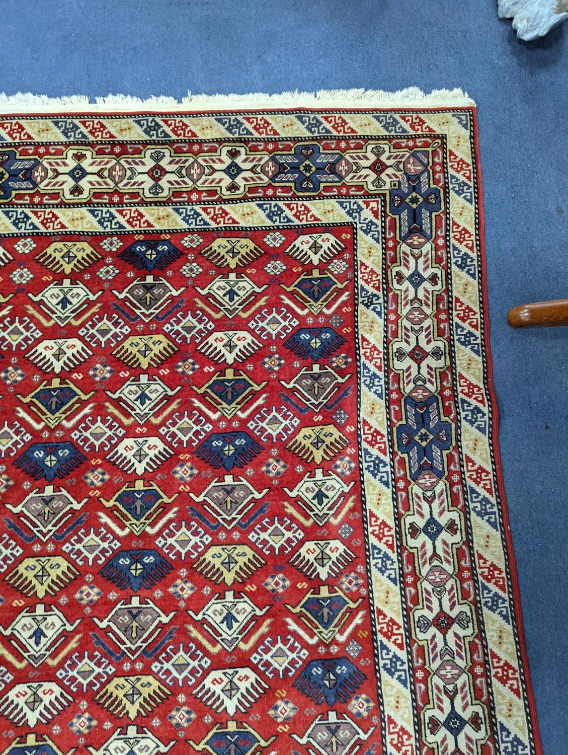 A Caucasian style red ground rug, 210 x 140cm - Image 4 of 5