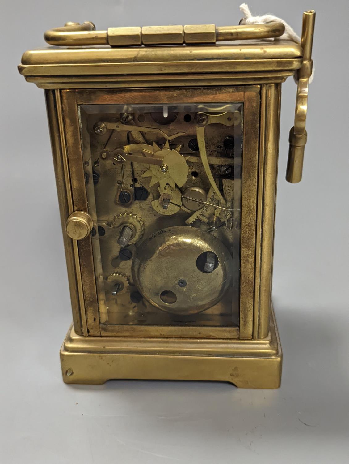 A brass cased carriage clock, with key. 16cm - Image 3 of 4