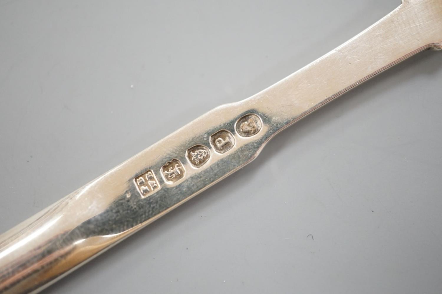 A George III silver marrow scoop, with engraved crest, Peter & William Bateman, London, 1810, 24. - Image 5 of 6
