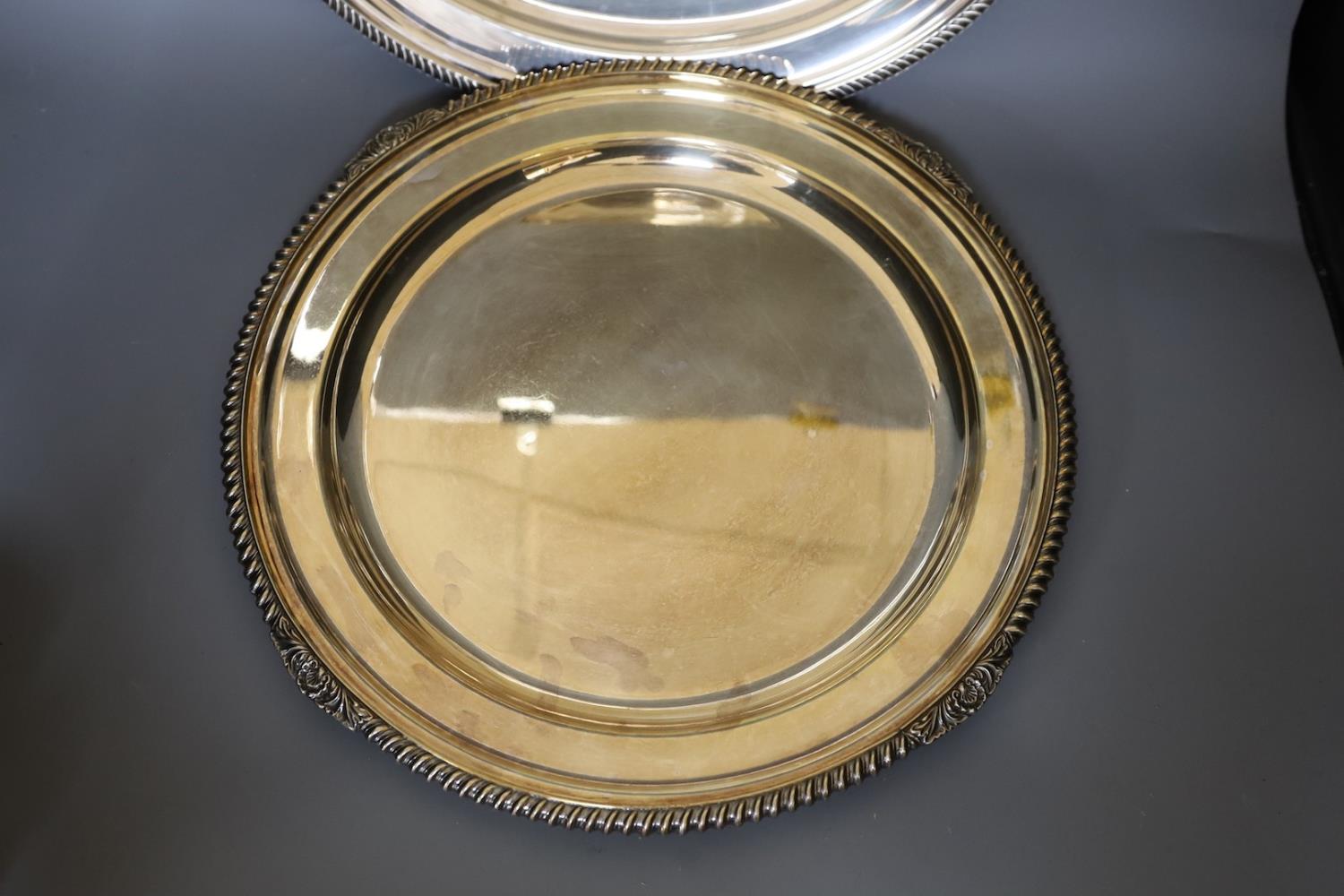 A silver plated tray, an oval plated serving dish and two silver plated mugs. Largest 41cm - Image 7 of 8