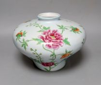 A Chinese famille rose vase 20cm