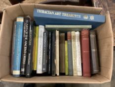 ° ° A large collection of modern and vintage Fine Art reference books and catalogues, 7 boxes,