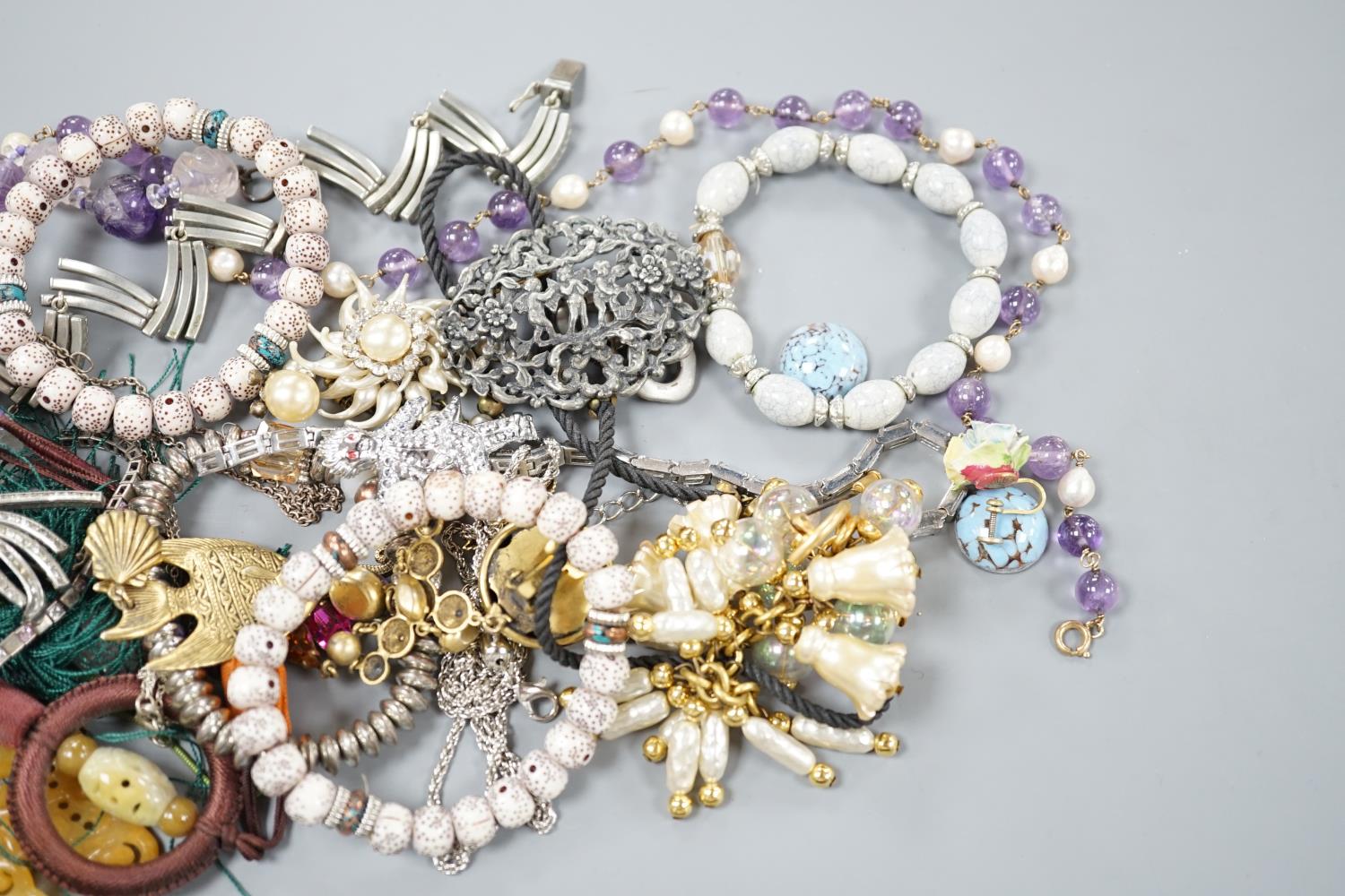 Mixed costume jewellery, including carved amethyst necklace, etc. - Image 3 of 10
