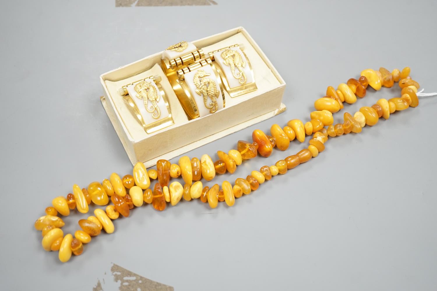 An amber bead necklace, gross 72 grams and a costume bracelet and earclips. - Image 4 of 7