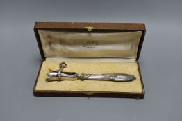 A silver plated ham clamp, cased,21 cms long.