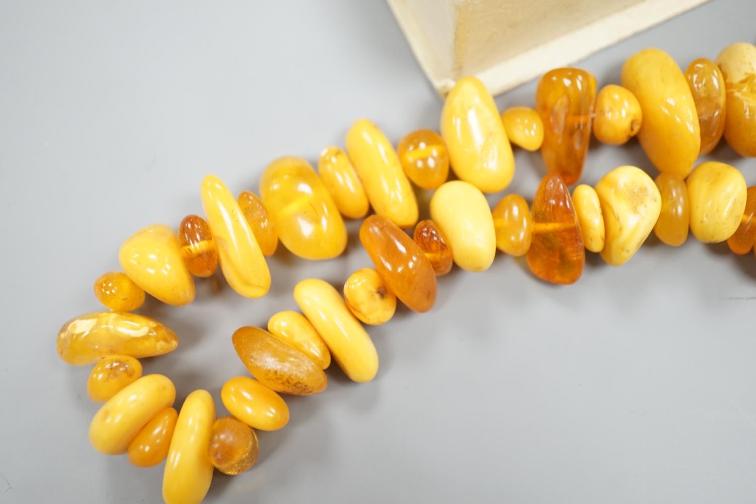 An amber bead necklace, gross 72 grams and a costume bracelet and earclips. - Image 5 of 7