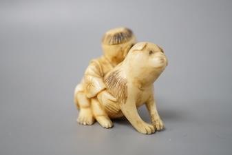 A Japanese ivory netsuke of a boy and puppy, Meiji period, unsigned, 4cm - Image 4 of 5