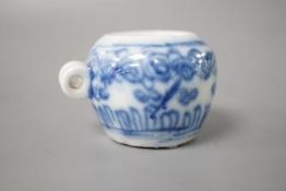 A 19th century Chinese blue and white bird feeder 3cm