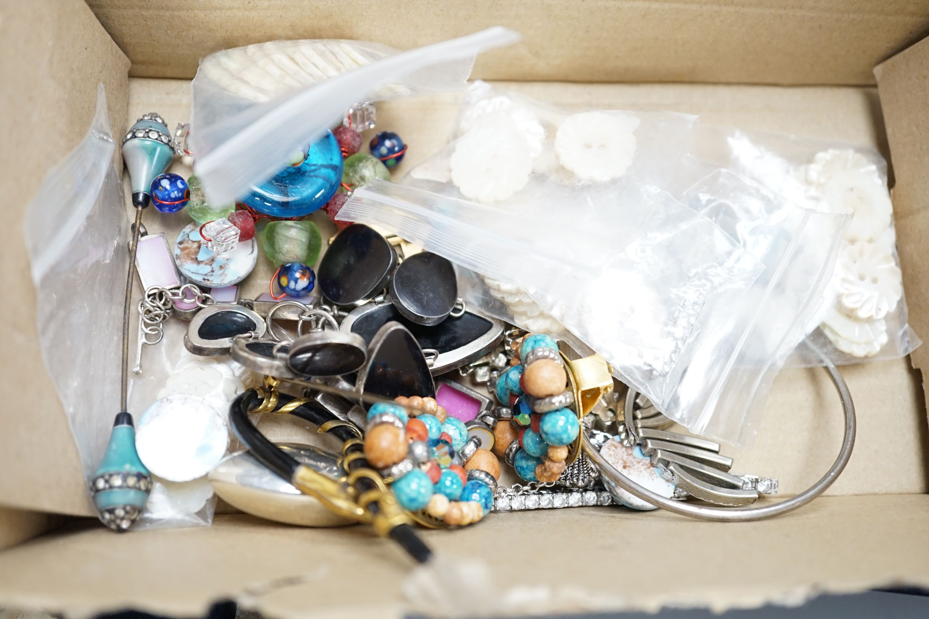 Mixed costume jewellery, including carved amethyst necklace, etc. - Image 10 of 10