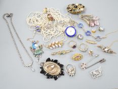 A quantity of mixed Victorian and later jewellery, including yellow metal and white opal scroll