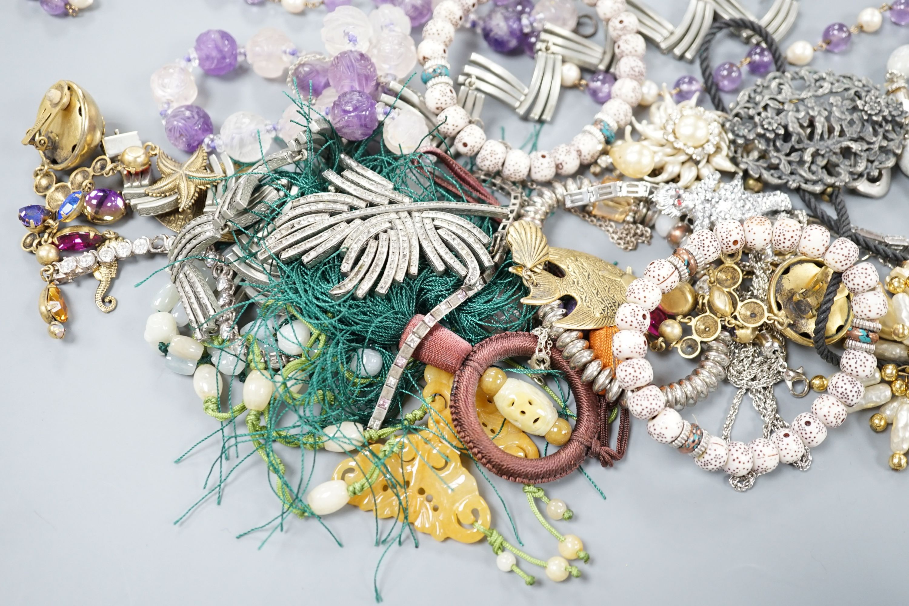 Mixed costume jewellery, including carved amethyst necklace, etc. - Image 9 of 10