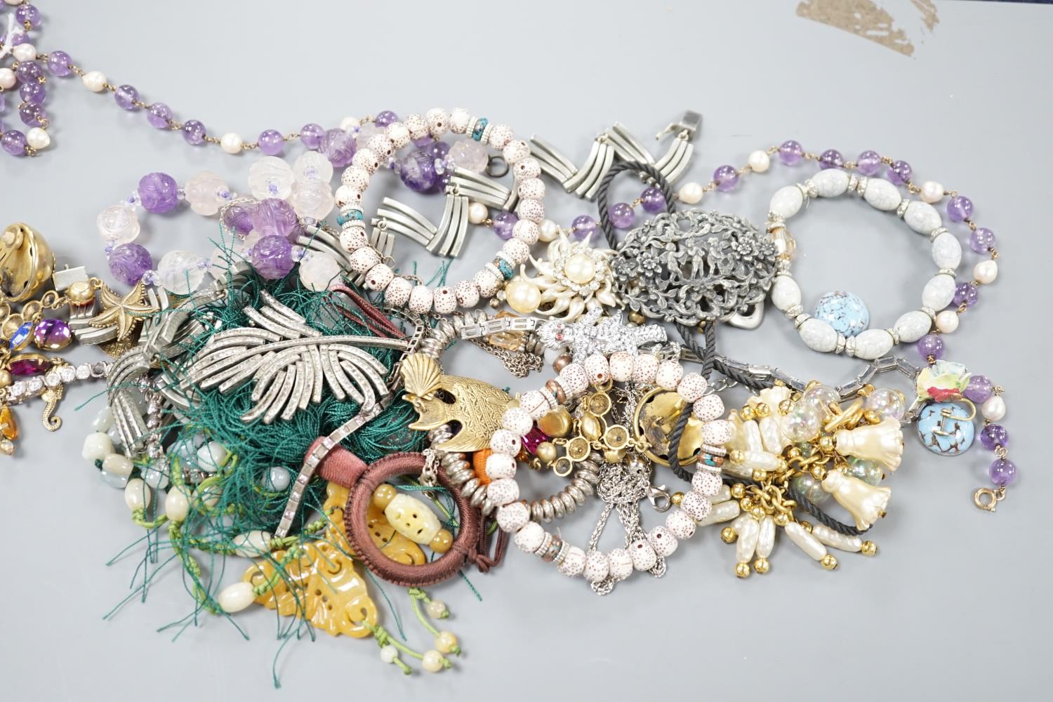 Mixed costume jewellery, including carved amethyst necklace, etc. - Image 2 of 10