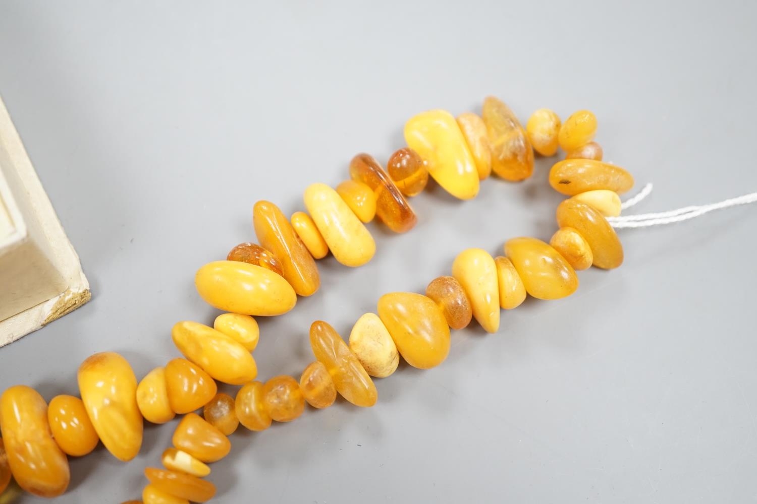 An amber bead necklace, gross 72 grams and a costume bracelet and earclips. - Image 7 of 7